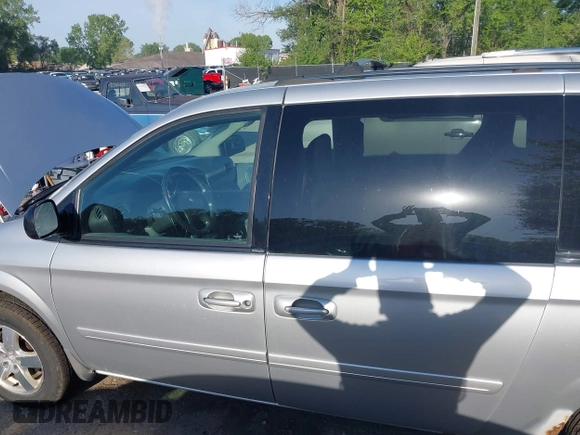 2005 Dodge Caravan SXT with VIN 2D4GP44LX5R540512, listed as a IAAI auction lot 42140912 with 259,855 mi miles and . Bid and sale history available at carsss.com. Image 6.