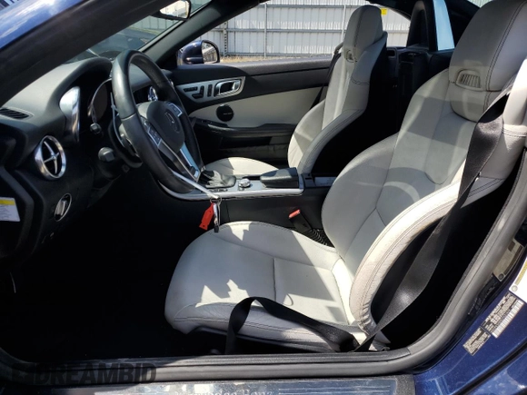 2012 Mercedes-Benz SLK 350 z VIN WDDPK5HA5CF031979, wystawiony jako Copart lot #55432335 z przebiegiem 39 428 mil mil oraz Szkoda całkowita • Salvage title. Historia ofert i sprzedaży dostępna na DreamBid. Obrazek 7.
