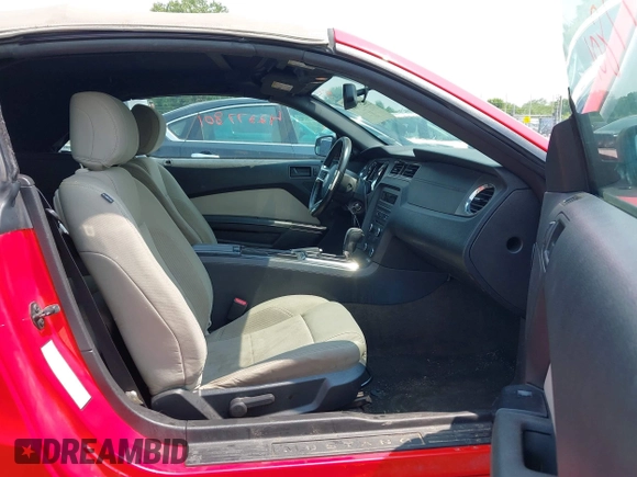 2014 Ford Mustang V6 z VIN 1ZVBP8EM4E5201342, wystawiony jako IAAI lot #42377801 z przebiegiem 99 600 mil mil oraz . Historia ofert i sprzedaży dostępna na DreamBid. Obrazek 5.