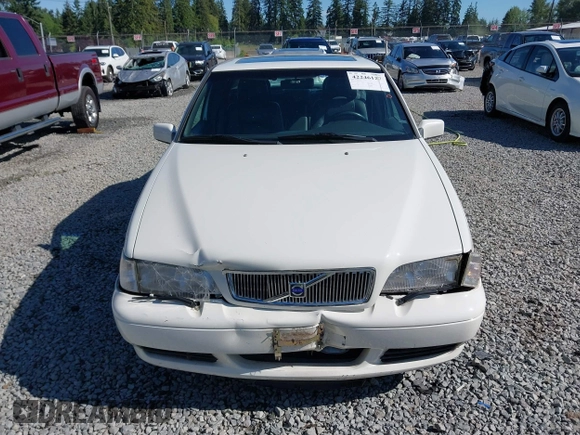 2000 Volvo S70 z VIN YV1LS56D4Y2651849, wystawiony jako IAAI lot #42246127 z przebiegiem 153 319 mil mil oraz . Historia ofert i sprzedaży dostępna na DreamBid. Obrazek 12.