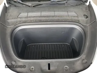 2022 Tesla Model Y Long Range z VIN 7SAYGAEE9NF493262, wystawiony jako Copart lot #52975005 z przebiegiem 63 189 mil mil oraz Szkoda całkowita • Salvage title. Historia ofert i sprzedaży dostępna na DreamBid. Obrazek 12.