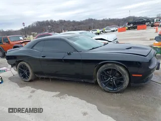 2017 Dodge Challenger SXT z VIN 2C3CDZAG5HH501706, wystawiony jako IAAI lot #41508621 z przebiegiem 93 658 mil mil oraz . Historia ofert i sprzedaży dostępna na DreamBid. Obrazek 13.