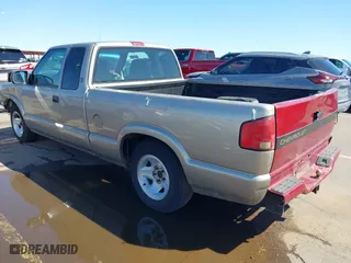2000 GMC Sonoma SLS with VIN 1GTCS19W5Y8227668, listed as a IAAI auction lot 41834733 with 1 mi miles. Bid and sale history available at carsss.com. Image 3.