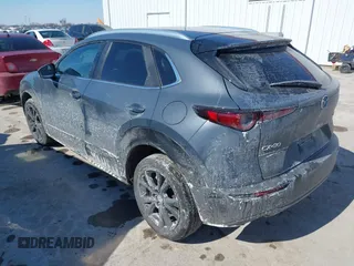 2023 Mazda CX-30 S Preferred z VIN 3MVDMBCM0PM505056, wystawiony jako IAAI lot #41647117 z przebiegiem 56 187 mil mil oraz . Historia ofert i sprzedaży dostępna na DreamBid. Obrazek 3.