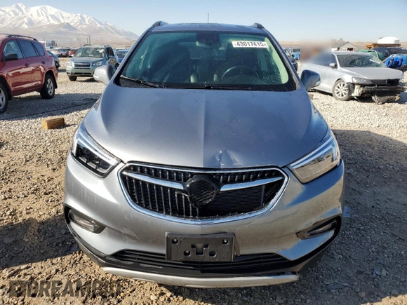 2020 Buick Encore Essence z VIN KL4CJGSB0LB045718, wystawiony jako Copart lot #43017415 z przebiegiem 21 880 mil mil oraz Szkody całkowita. Historia ofert i sprzedaży dostępna na DreamBid. Obrazek 5.