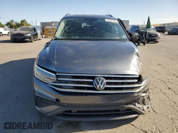 2023 Volkswagen Tiguan S z VIN 3VVRB7AXXPM133914, wystawiony jako Copart lot #61831495 z przebiegiem 46 450 mil mil oraz Szkoda całkowita • Salvage title. Historia ofert i sprzedaży dostępna na DreamBid. Obrazek 5.