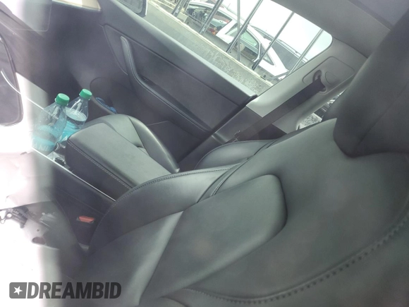 2020 Tesla Model Y Long Range z VIN 5YJYGDEF3LF028061, wystawiony jako Copart lot #57493175 z przebiegiem Nie podano mil oraz Czysty tytuł • Clean title. Historia ofert i sprzedaży dostępna na DreamBid. Obrazek 8.