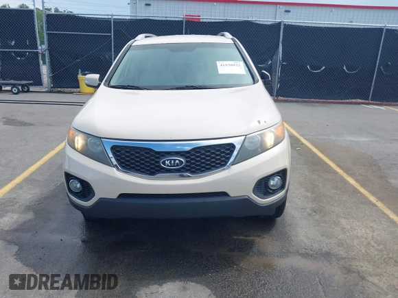 2011 Kia Sorento LX with VIN 5XYKT4A18BG076514, listed as a IAAI auction lot 41930933 with 186,783 mi miles. Bid and sale history available at carsss.com. Image 12.