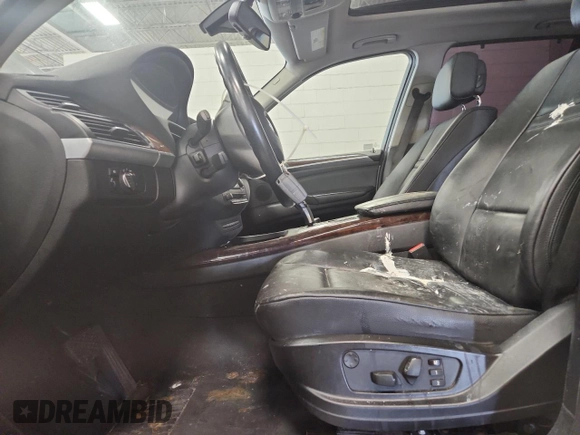 2012 BMW X5 35i z VIN 5UXZV4C58CL758466, wystawiony jako Copart lot #59799955 z przebiegiem 119 331 mil mil oraz Nie do naprawy • Non repairable. Historia ofert i sprzedaży dostępna na DreamBid. Obrazek 7.