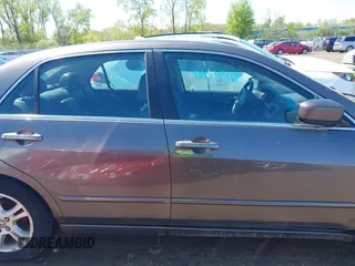 2006 Honda Accord EX-L z VIN 1HGCM56876A102556, wystawiony jako IAAI lot #42155187 z przebiegiem 241 901 mil mil oraz . Historia ofert i sprzedaży dostępna na DreamBid. Obrazek 14.