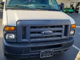 2013 Ford Econoline Cargo Commercial z VIN 1FTNE1EW1DDA61995, wystawiony jako IAAI lot #42516622 z przebiegiem 182 503 mil mil oraz . Historia ofert i sprzedaży dostępna na DreamBid. Obrazek 6.