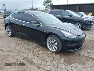 2018 Tesla Model 3 Long Range Battery z VIN 5YJ3E1EB3JF186733, wystawiony jako IAAI lot #42093891 z przebiegiem 102 435 mil mil oraz . Historia ofert i sprzedaży dostępna na DreamBid. Obrazek 1.