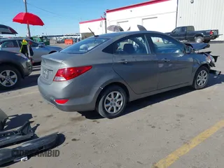 2013 Hyundai Accent GLS z VIN KMHCT4AE1DU542207, wystawiony jako IAAI lot #42174737 z przebiegiem 143 757 mil mil oraz . Historia ofert i sprzedaży dostępna na DreamBid. Obrazek 4.