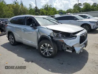 2022 Toyota Highlander XLE z VIN 5TDGZRBH3NS254141, wystawiony jako Copart lot #55397545 z przebiegiem 12 352 mil mil oraz Szkoda całkowita • Salvage title. Historia ofert i sprzedaży dostępna na DreamBid. Obrazek 4.