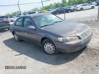 1999 Toyota Camry LE z VIN 4T1BG22K9XU865840, wystawiony jako IAAI lot #42165233 z przebiegiem 250 372 mil mil oraz . Historia ofert i sprzedaży dostępna na DreamBid. Obrazek 1.