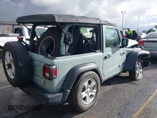 2023 Jeep Wrangler Willys z VIN 1C4HJXAG0PW600660, wystawiony jako IAAI lot #41713238 z przebiegiem 43 717 mil mil oraz . Historia ofert i sprzedaży dostępna na DreamBid. Obrazek 4.