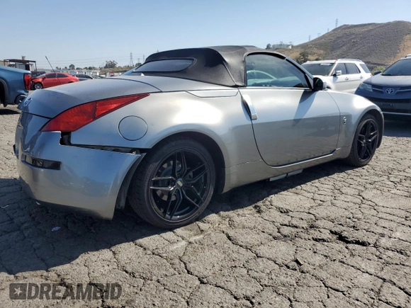 2004 Nissan 350Z Enthusiast z VIN JN1AZ36D34T110490, wystawiony jako Copart lot #57863915 z przebiegiem 139 757 mil mil oraz Szkody całkowita. Historia ofert i sprzedaży dostępna na DreamBid. Obrazek 3.