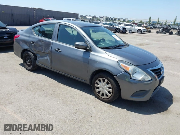 2016 Nissan Versa S z VIN 3N1CN7AP1GL910226, wystawiony jako IAAI lot #42544603 z przebiegiem 128 501 mil mil oraz . Historia ofert i sprzedaży dostępna na DreamBid. Obrazek 1.