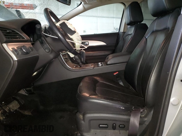 2014 Lincoln MKX z VIN 2LMDJ8JKXEBL01894, wystawiony jako Copart lot #49814095 z przebiegiem 172 949 mil mil oraz Szkoda całkowita • Salvage title. Historia ofert i sprzedaży dostępna na DreamBid. Obrazek 7.
