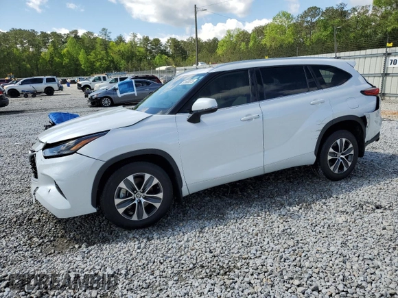 2023 Toyota Highlander L z VIN 5TDKDRAH7PS519415, wystawiony jako Copart lot #52688075 z przebiegiem 24 022 mil mil oraz Szkoda całkowita • Salvage title. Historia ofert i sprzedaży dostępna na DreamBid. Obrazek 1.