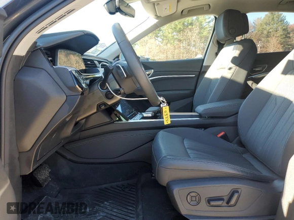 2024 Audi Q8 e-tron Premium Plus z VIN WA15AAGE2RB022720, wystawiony jako Copart lot #80526654 z przebiegiem 11 445 mil mil oraz Szkoda całkowita • Salvage title. Historia ofert i sprzedaży dostępna na DreamBid. Obrazek 7.
