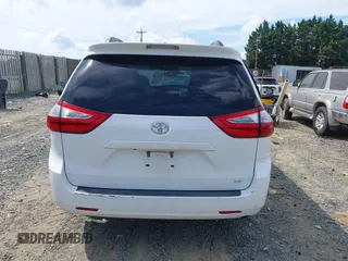 2017 Toyota Sienna LE Auto Access Seat z VIN 5TDKZ3DC5HS826355, wystawiony jako IAAI lot #42802103 z przebiegiem 310 281 mil mil oraz . Historia ofert i sprzedaży dostępna na DreamBid. Obrazek 16.