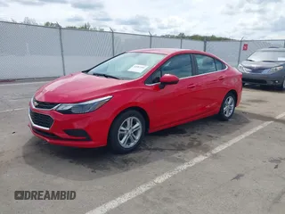 2017 Chevrolet Cruze LT z VIN 1G1BE5SM7H7121403, wystawiony jako IAAI lot #42082400 z przebiegiem 34 720 mil mil oraz . Historia ofert i sprzedaży dostępna na DreamBid. Obrazek 2.