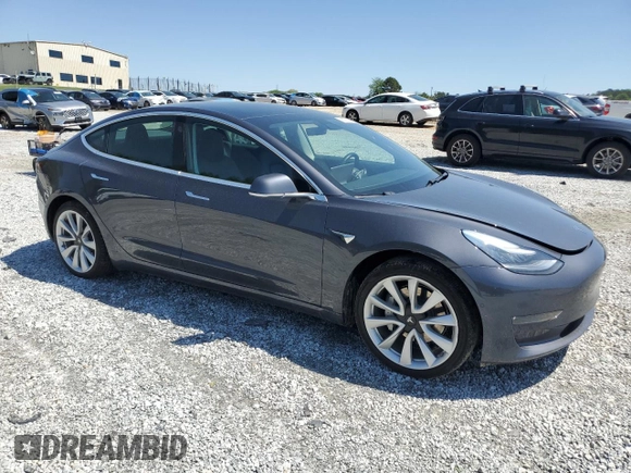 2019 Tesla Model 3 Mid Range z VIN 5YJ3E1EA7KF397524, wystawiony jako Copart lot #52696585 z przebiegiem 82 995 mil mil oraz Szkoda całkowita • Salvage title. Historia ofert i sprzedaży dostępna na DreamBid. Obrazek 4.