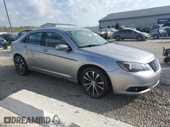 2013 Chrysler 200 Touring z VIN 1C3CCBBG7DN723383, wystawiony jako Copart lot #53302135 z przebiegiem 139 637 mil mil oraz Szkoda całkowita • Salvage title. Historia ofert i sprzedaży dostępna na DreamBid. Obrazek 4.