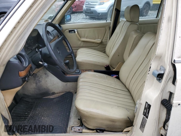 1984 Mercedes-Benz 300 D с VIN WDBAB33A4EA064403, выставлен на аукционе Copart как лот 57552434 с пробегом 173 024 миль миль и На запчасти • Non repairable. История ставок и продаж доступна на DreamBid. Изображение 7.