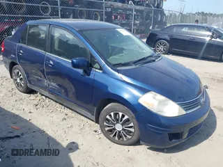 2008 Nissan Versa S z VIN 3N1BC11E88L387270, wystawiony jako IAAI lot #42170127 z przebiegiem 133 555 mil mil oraz . Historia ofert i sprzedaży dostępna na DreamBid. Obrazek 1.