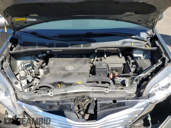 2011 Toyota Sienna XLE z VIN 5TDDK3DC9BS008017, wystawiony jako Copart lot #63872035 z przebiegiem 97 589 mil mil oraz Szkoda całkowita • Salvage title. Historia ofert i sprzedaży dostępna na DreamBid. Obrazek 12.