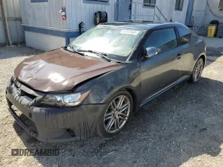 2012 Scion tC z VIN JTKJF5C70C3034928, wystawiony jako Copart lot #61272465 z przebiegiem 183 054 mil mil oraz Szkoda całkowita • Salvage title. Historia ofert i sprzedaży dostępna na DreamBid. Obrazek 1.