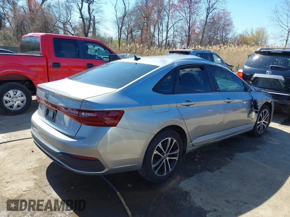 2025 Volkswagen Jetta Sport z VIN 3VWBX7BU8SM009474, wystawiony jako IAAI lot #41904378 z przebiegiem 5 508 mil mil oraz . Historia ofert i sprzedaży dostępna na DreamBid. Obrazek 4.