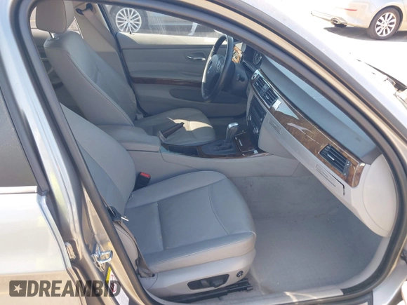 2009 BMW 3 Series 328i z VIN WBAPH57559NL76941, wystawiony jako IAAI lot #42304631 z przebiegiem 118 985 mil mil oraz . Historia ofert i sprzedaży dostępna na DreamBid. Obrazek 5.
