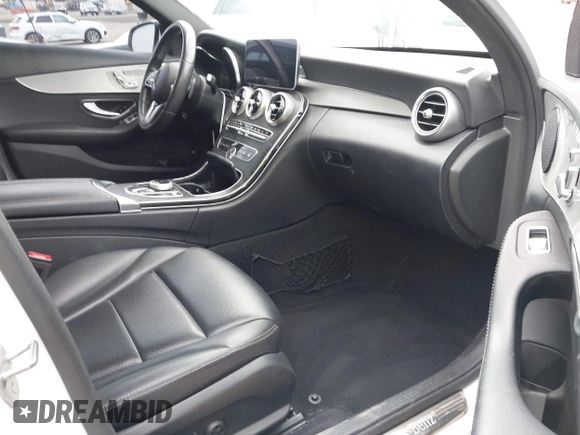 2019 Mercedes-Benz C 300 z VIN 55SWF8DBXKU305138, wystawiony jako IAAI lot #42111286 z przebiegiem 42 309 mil mil oraz . Historia ofert i sprzedaży dostępna na DreamBid. Obrazek 5.