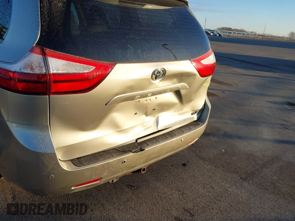 2016 Toyota Sienna XLE z VIN 5TDYK3DC8GS713481, wystawiony jako IAAI lot #41239824 z przebiegiem 176 935 mil mil oraz . Historia ofert i sprzedaży dostępna na DreamBid. Obrazek 6.