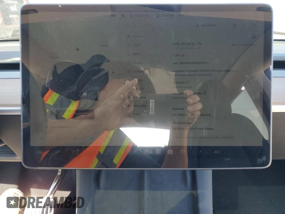 2025 Tesla Model Y Long Range z VIN 7SAYGDED0SF317270, wystawiony jako Copart lot #52387395 z przebiegiem 1 350 mil mil oraz Szkoda całkowita • Salvage title. Historia ofert i sprzedaży dostępna na DreamBid. Obrazek 9.