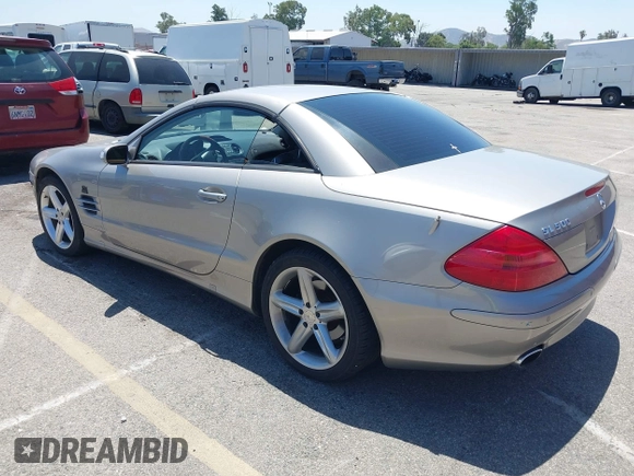2004 Mercedes-Benz SL 500 z VIN WDBSK75F44F063970, wystawiony jako IAAI lot #42301998 z przebiegiem 108 480 mil mil oraz . Historia ofert i sprzedaży dostępna na DreamBid. Obrazek 3.