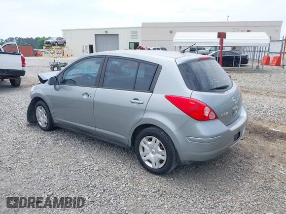2011 Nissan Versa S z VIN 3N1BC1CP3BL360225, wystawiony jako IAAI lot #42213373 z przebiegiem 250 766 mil mil oraz . Historia ofert i sprzedaży dostępna na DreamBid. Obrazek 3.