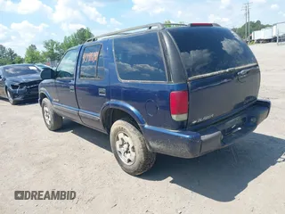 2002 Chevrolet Blazer LS z VIN 1GNDT13WX2K101236, wystawiony jako IAAI lot #42198292 z przebiegiem 193 731 mil mil oraz . Historia ofert i sprzedaży dostępna na DreamBid. Obrazek 3.