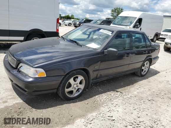 1998 Volvo S70 z VIN YV1LS5340W2417595, wystawiony jako Copart lot #58514365 z przebiegiem 128 166 mil mil oraz Czysty tytuł • Clean title. Historia ofert i sprzedaży dostępna na DreamBid. Obrazek 1.