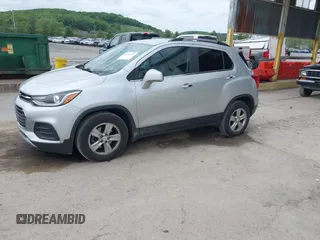 2019 Chevrolet Trax LT z VIN KL7CJLSB1KB961043, wystawiony jako IAAI lot #42227797 z przebiegiem 110 595 mil mil oraz . Historia ofert i sprzedaży dostępna na DreamBid. Obrazek 2.