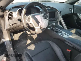 2015 Chevrolet Corvette 1LT z VIN 1G1YA3D79F5116374, wystawiony jako Copart lot #57310375 z przebiegiem 10 591 mil mil oraz Szkoda całkowita • Salvage title. Historia ofert i sprzedaży dostępna na DreamBid. Obrazek 8.