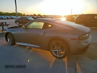 2024 Nissan Z Sport с VIN JN1BZ4AH2RM366304, выставлен на аукционе Copart как лот 53550385 с пробегом 789 миль миль и Списание • Salvage title. История ставок и продаж доступна на DreamBid. Изображение 2.