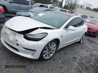 2018 Tesla Model 3 Long Range Battery z VIN 5YJ3E1EB8JF135728, wystawiony jako IAAI lot #41863870 z przebiegiem 124 053 mil mil oraz . Historia ofert i sprzedaży dostępna na DreamBid. Obrazek 2.