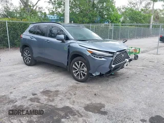 2023 Toyota Corolla Cross XLE z VIN 7MUDAAAGXPV070263, wystawiony jako IAAI lot #42394307 z przebiegiem 18 977 mil mil oraz . Historia ofert i sprzedaży dostępna na DreamBid. Obrazek 1.