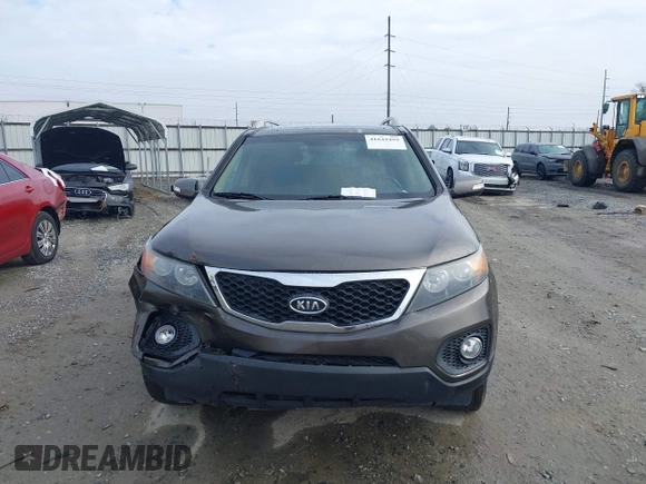 2012 Kia Sorento EX z VIN 5XYKU4A23CG302594, wystawiony jako IAAI lot #41644499 z przebiegiem 173 355 mil mil oraz . Historia ofert i sprzedaży dostępna na DreamBid. Obrazek 12.
