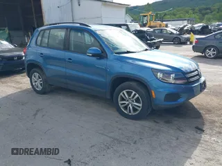2017 Volkswagen Tiguan S z VIN WVGAV7AX8HK019708, wystawiony jako IAAI lot #42208963 z przebiegiem 95 374 mil mil oraz . Historia ofert i sprzedaży dostępna na DreamBid. Obrazek 1.