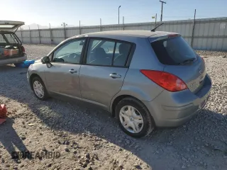2010 Nissan Versa S z VIN 3N1BC1CP8AL423169, wystawiony jako Copart lot #52792625 z przebiegiem Nie podano mil oraz Czysty tytuł • Clean title. Historia ofert i sprzedaży dostępna na DreamBid. Obrazek 2.